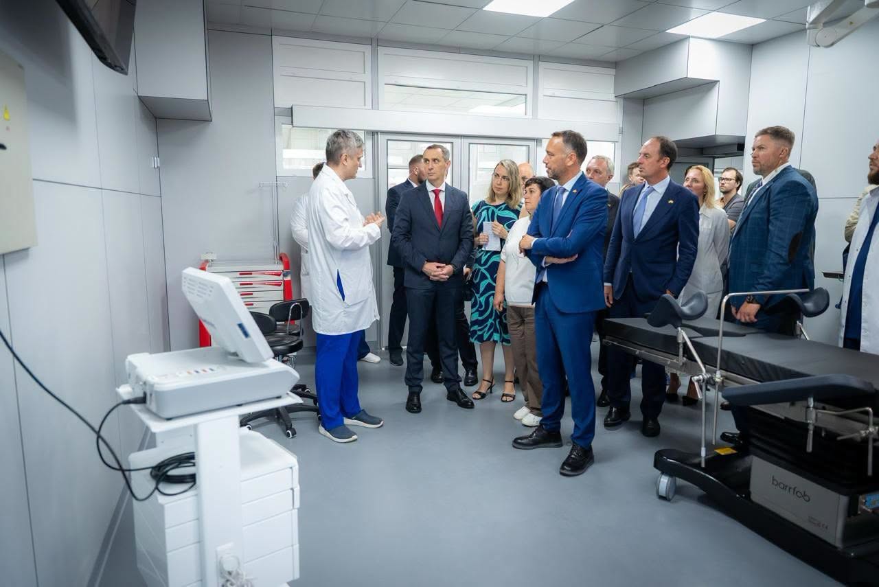 Дві операційні кімнати для реконструкції обличчя були обладнані у Київській обласній лікарні за кошти Бельгії. 12