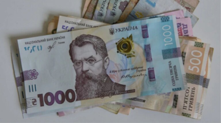 За даними Мінфіну, у червні середня зарплата державних службовців піднялася до 66,8 тисячі гривень. 7 За даними Мінфіну, у червні середня зарплата державних службовців піднялася до 66,8 тисячі гривень. 7