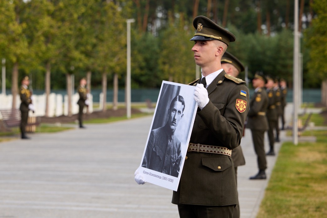 Тіло Євгена Коновальця знайшло останній спочинок на Національному військовому цвинтарі. 9 Тіло Євгена Коновальця знайшло останній спочинок на Національному військовому цвинтарі. 4