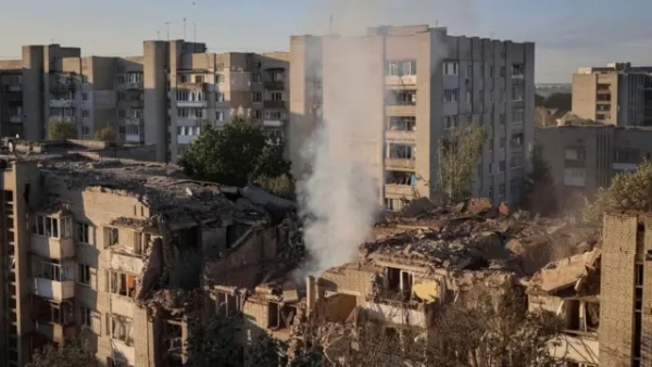 Росія завдала удару по Львову: пошкоджено житлові будинки, є загиблі та поранені. У Кривому Розі загинула родина. Також є жертви в Києві та Полтаві. 16 Зруйнований будинок у Львові