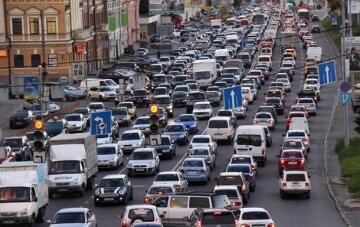 Автомобілі в міському оточенні
