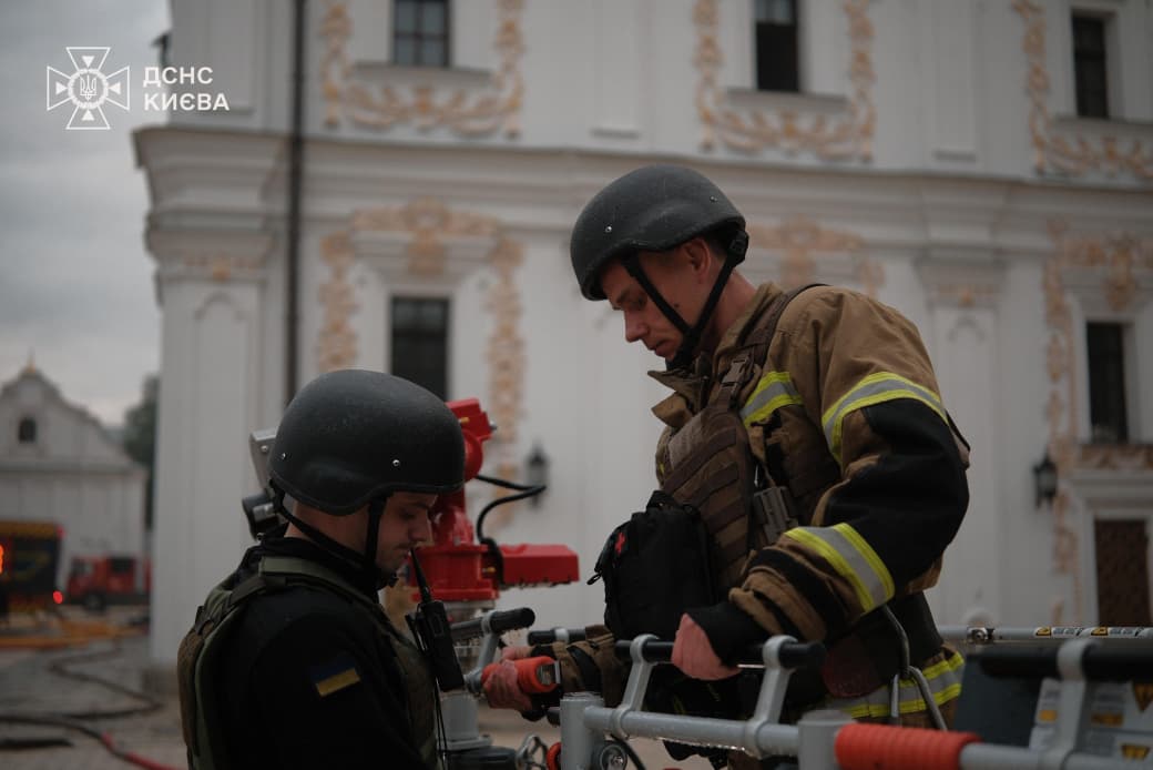 У столиці росіяни завдали шкоди храму на території Києво-Печерської обителі - спалахнула пожежа. 17