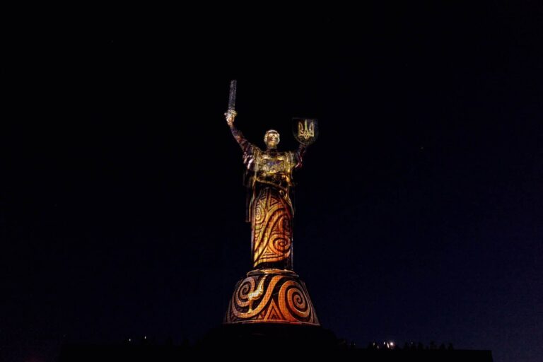 «Минуле в пам’яті»: монумент «Батьківщина-Мати» освітлено до роковин незалежності 1