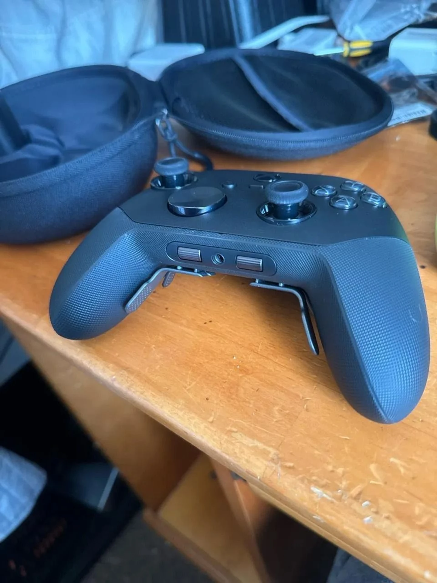 Наживо помітили Xbox Elite 3 – майбутній геймпад матиме вбудований екран. 11