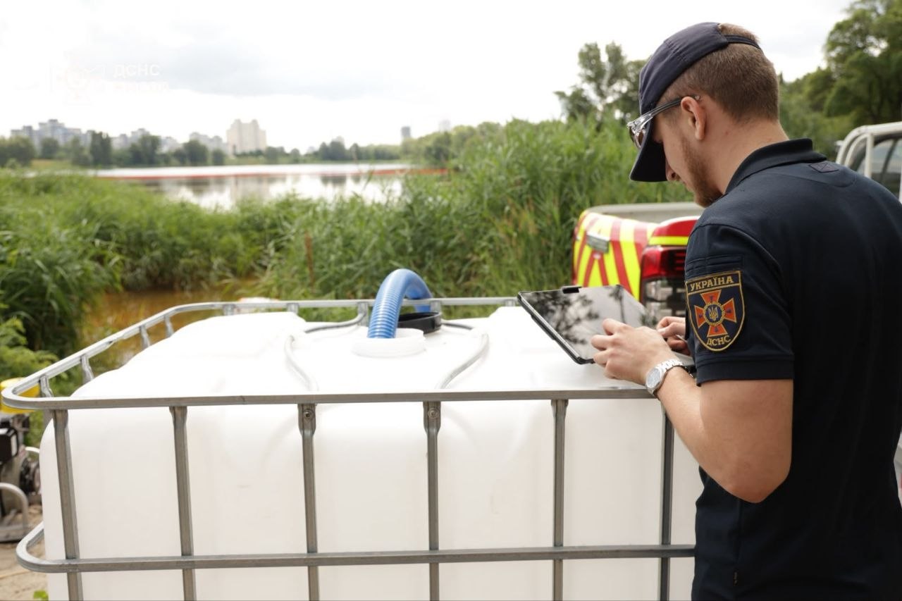 У водоймі Кирилівського озера, що постраждала від обстрілів, зникає усе живе — яким чином намагаються врятувати цей водний об'єкт 18