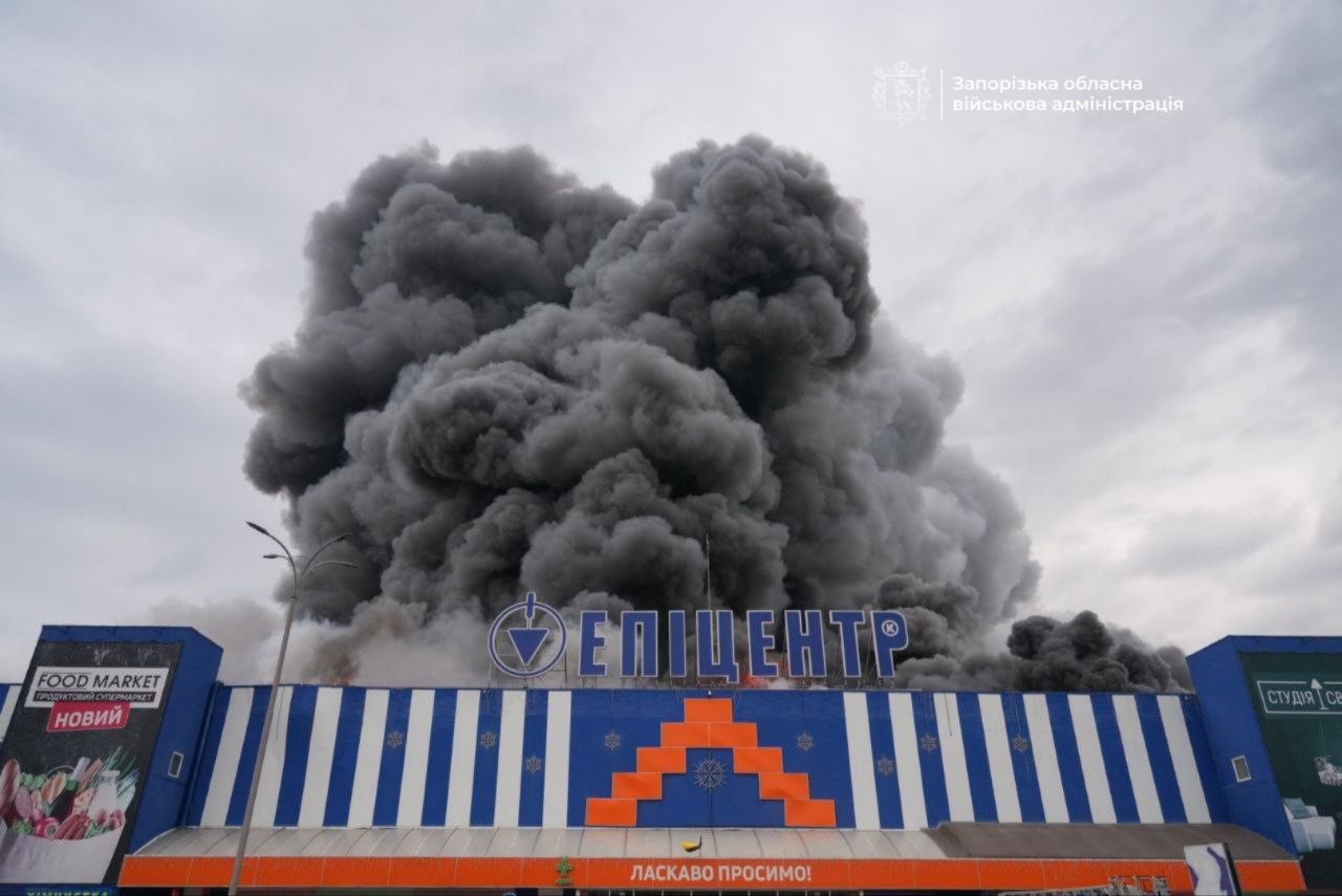 Російські війська завдали удару по запорізькому "Епіцентру", є жертви. 6