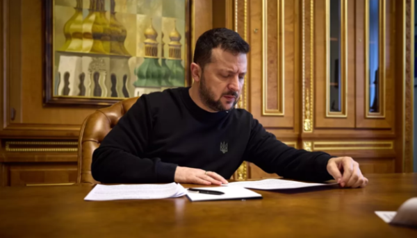 Президент Зеленський вручив державні нагороди “За мужність та відвагу” ще трьом бригадам Збройних сил України, Національної гвардії та прикордонникам.