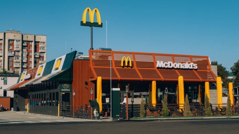 У Рівному запрацював ще один McDonald's та перший у місті "МакДрайв". 8
