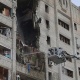 4/15: У Харкові ворожа «Бандероль» влучила у житловий будинок / Фото: В'ячеслав Мадієвський, Укрінформ Кількість постраждалих у Харкові після ранкового удару сягнула 21, двоє загинули. 24