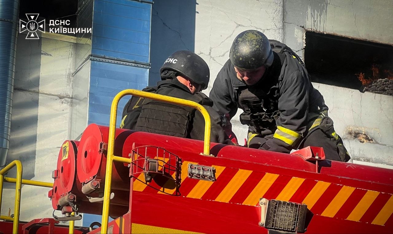 У передмісті Києва сталося займання на складах та загорілися автомобілі через обстріли, а також завдано шкоди багатоквартирному будинку. 8