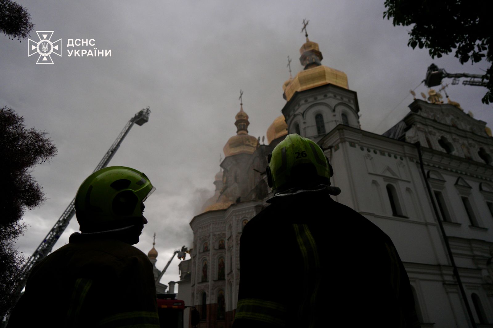 У столиці росіяни завдали шкоди храму на території Києво-Печерської обителі - спалахнула пожежа. 14