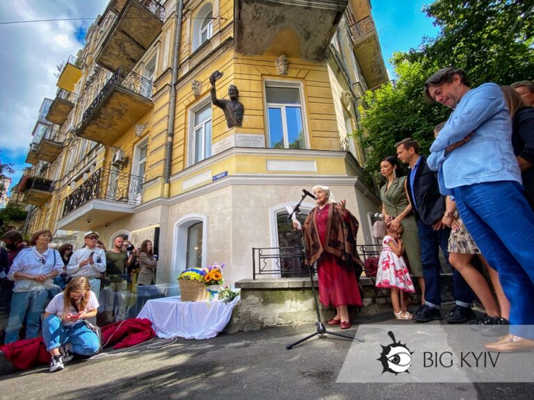 Зняв капелюха на знак пошани. Відкрили пам'ятну дошку на оселі, де жив Богдан Ступка 6
