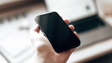 Нацбанк встановив шестимісячний термін для обов'язкової перевірки колекторів: які нововведення чекають на боржників 8 Колектор телефонує боржнику