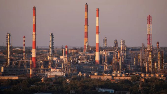 Російський уряд повідомив, що ремонт нафтопереробного заводу на Оренбурщині після атаки українських безпілотників може зайняти до шести місяців. 2