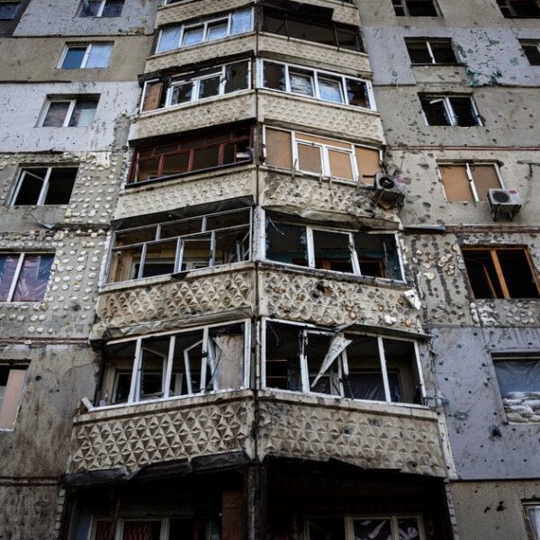 Загарбники скинули потужні бомби на багатоквартирний будинок – зруйновано половину будівлі (фото