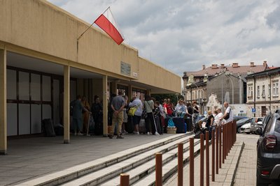 Українці стоять у черзі на потяг до України біля пункту пропуску на залізничній станції у Перемишлі, Польща, 8 липня 2025 року. Від початку повномасштабного російського вторгнення майже 7 мільйонів українців отримали статус біженців