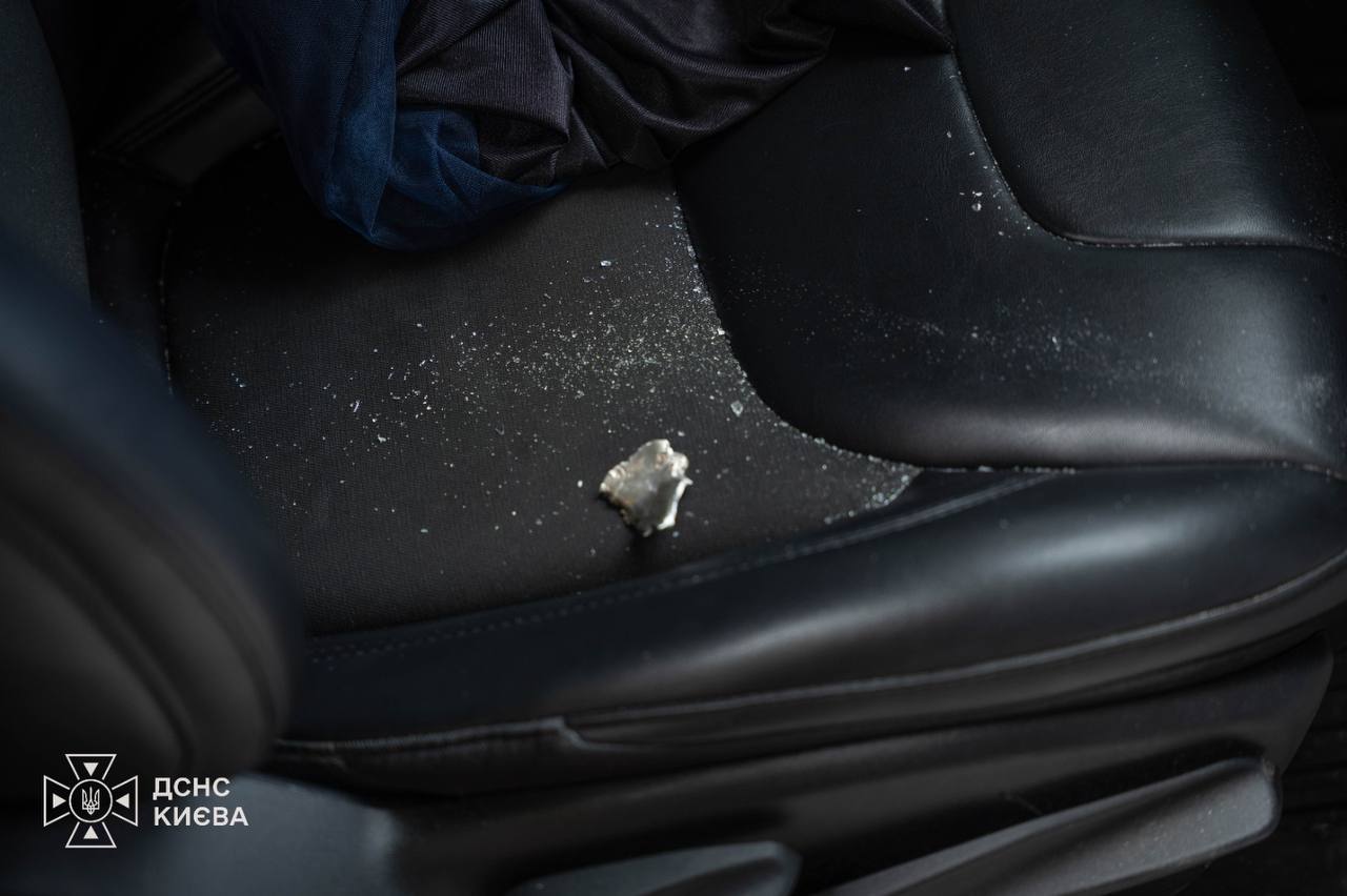 Ворог продовжує завдавати ударів по Києву: під час одного з влучань у кав'ярню отримав поранення чоловік. 9