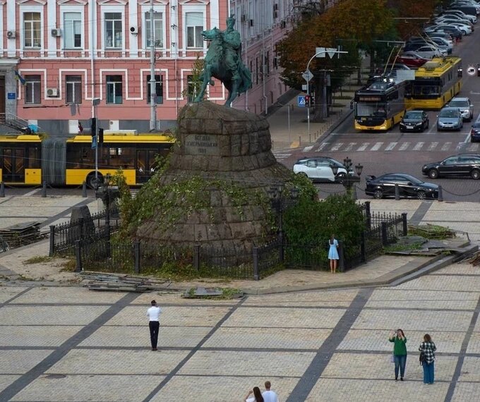 Пам’ятник Богдану Хмельницькому на Софійській площі звільнено від захисних споруд