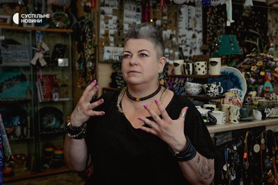 Власниця мистецької крамниці «Ліс рук» Софія Боручинська, Варшава, Польща, липень 2026 року. «Ліс рук» об'єднує польських митців з усієї країни