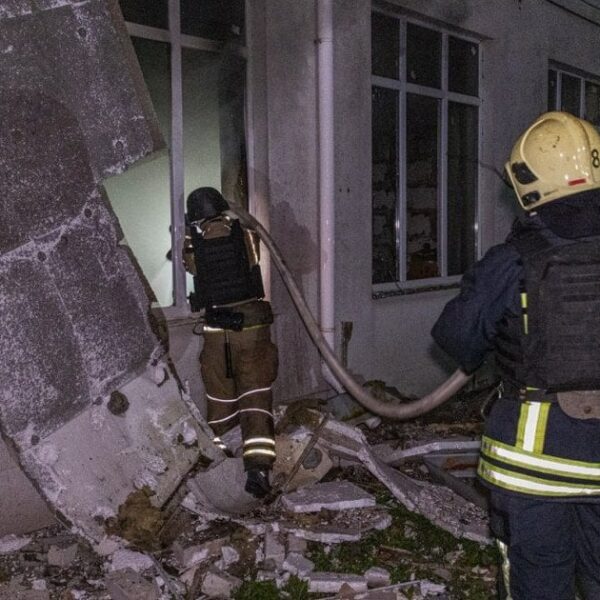 Ворожий безпілотник влучив у житловий будинок у великому місті обласного значення.