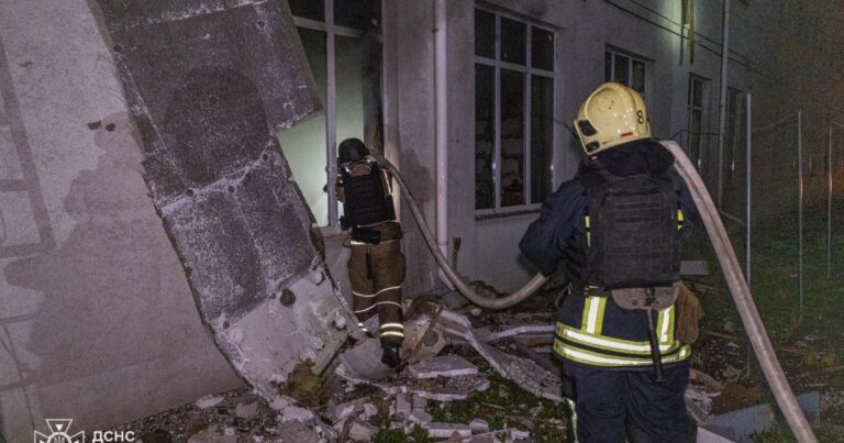Ворожий безпілотник влучив у житловий будинок у великому місті обласного значення. 3