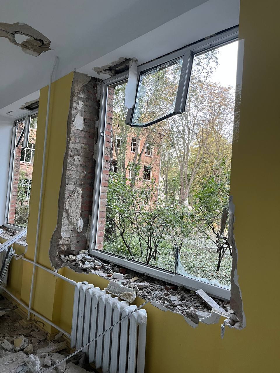 Чотири столичні райони зазнали пошкоджень через нічний обстріл. 25