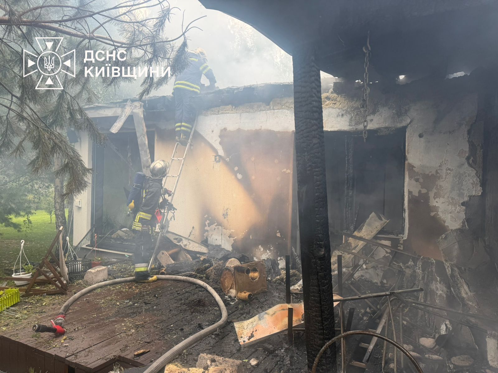 На Київщині двоє людей зазнали поранень через ворожу атаку. 7
