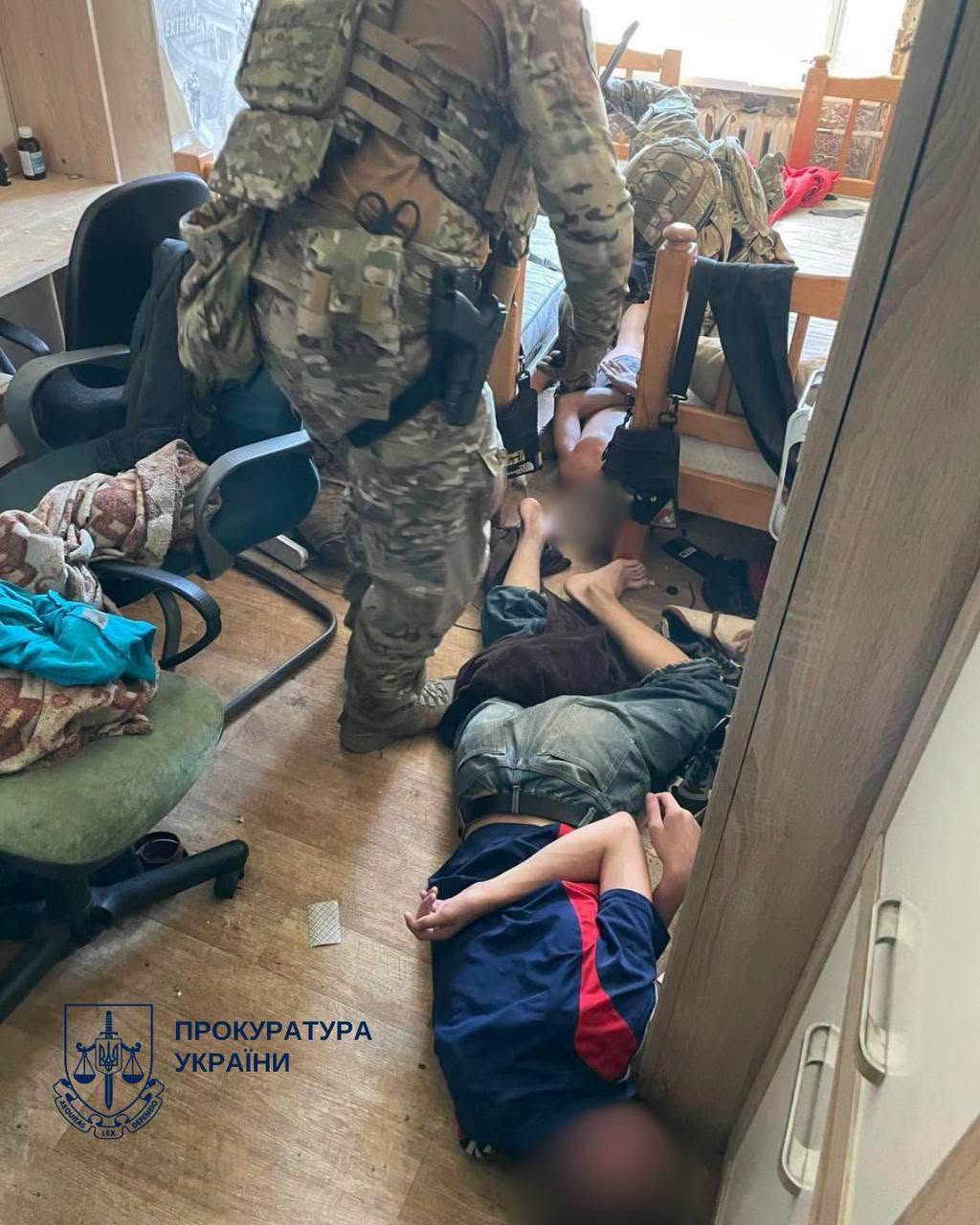 16- та 17-річних юнаків, які нападали на жінок на Подолі, затримали, застосувавши ніж та кастет. 16 16- та 17-річних юнаків, які нападали на жінок на Подолі, затримали, застосувавши ніж та кастет. 13
