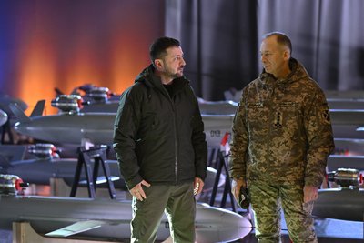 Президент України Володимир Зеленський та Головнокомандувач ЗСУ Олександр Сирський у Києві, 6 грудня 2024 року