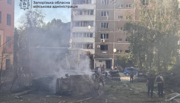 Ворожі сили знову атакували Запоріжжя авіаційними бомбами, внаслідок чого постраждали 11 осіб. 1