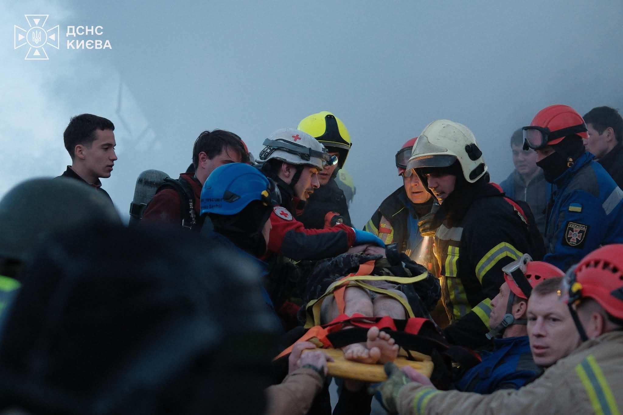 У Києві відзначили 18-річного Івана Захарчука за порятунок людей після удару ракети по житловому будинку. 5