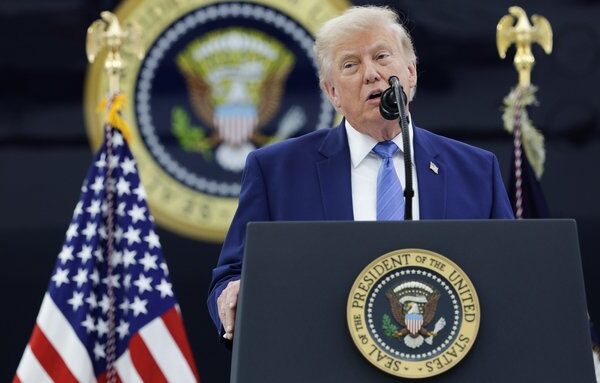 Глава держави продемонстрував послання від Трампа, надіслане з нагоди українського Дня Незалежності