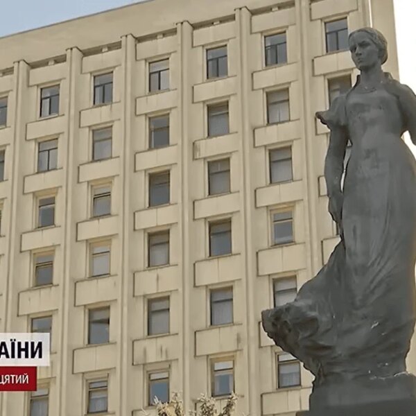 Лесю вимили та облаштували: чому у Києві прибирають мішки з піском із монументів, незважаючи на посилення атак