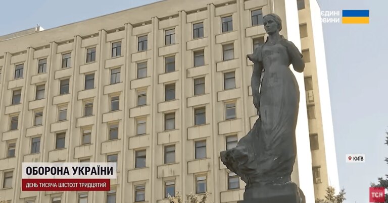 Лесю вимили та облаштували: чому у Києві прибирають мішки з піском із монументів, незважаючи на посилення атак 5 Лесю вимили та облаштували: чому у Києві прибирають мішки з піском із монументів, незважаючи на посилення атак 4