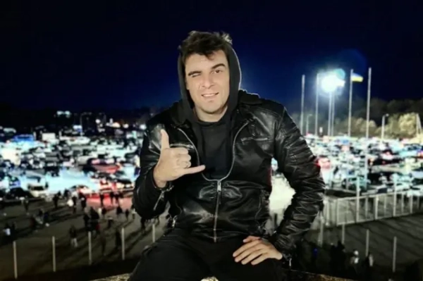 Влад Польський без допомоги та страховки витягнув поранених з "гарячої точки": хто він та причини його вчинку 15 Чоловік в чорній куртці сидить і показує знак "шака"