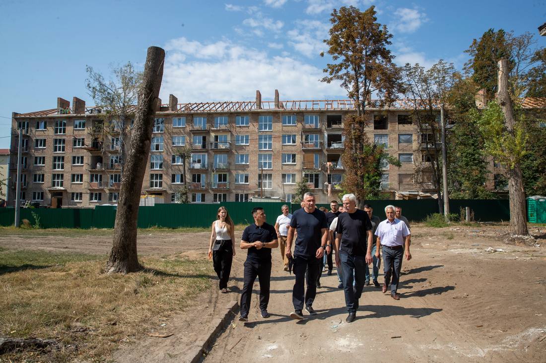 18 будинків у Святошинському районі відновлюють після російських обстрілів 20 18 будинків у Святошинському районі відновлюють після російських обстрілів 15