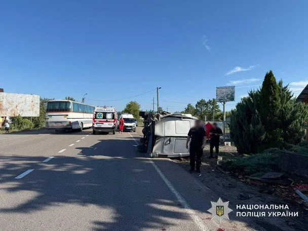 Масштабна аварія сталася на Закарпатті: автобус із пасажирами перекинувся, є загиблі та тяжко поранені (відео) 4 ДТП на Закарпатті / © Національна поліція Закарпатської області