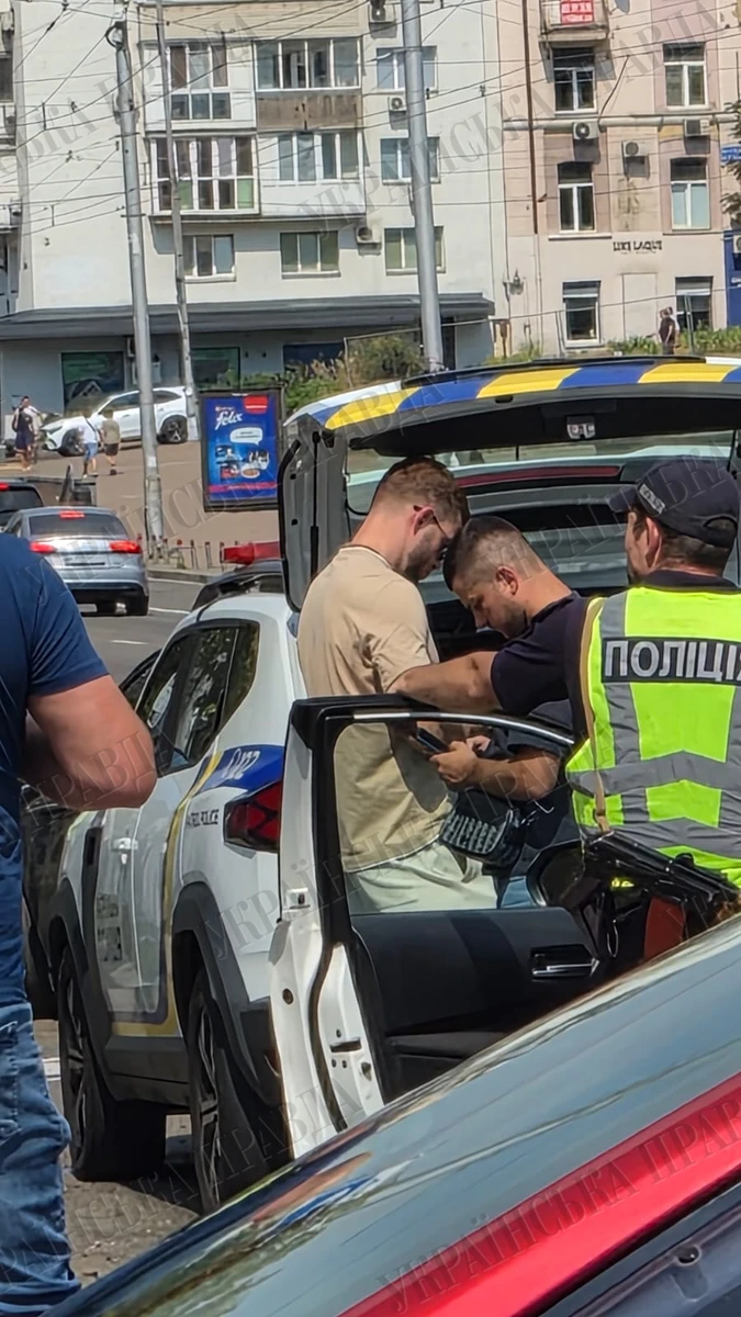 Дорожньо-транспортна пригода поблизу палацу «Україна» спровокована колишнім «смотрящим» за Лук'янівським СІЗО та чиновником Української асоціації футболу. 9 Дорожньо-транспортна пригода поблизу палацу «Україна» спровокована колишнім «смотрящим» за Лук'янівським СІЗО та чиновником Української асоціації футболу. 4