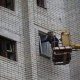5/15: У Харкові ворожа «Бандероль» влучила у житловий будинок / Фото: В'ячеслав Мадієвський, Укрінформ Кількість постраждалих у Харкові після ранкового удару сягнула 21, двоє загинули. 25