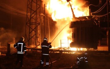 Україну очікує непроста зима: енергетика стикається з ризиком повторних атак, а оборона не забезпечує повної захищеності. 8 Обстріл ТЕЦ, пожежа / фото: ДСНС