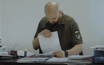 Нові розміри штрафів ТЦК: чого очікувати тим, хто підлягає мобілізації 10 Військовослужбовець ТЦК. Фото: скрін youtube