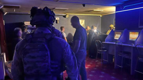 На Хмельниччині літня жінка організувала підпільне казино у своєму підвалі. 3
