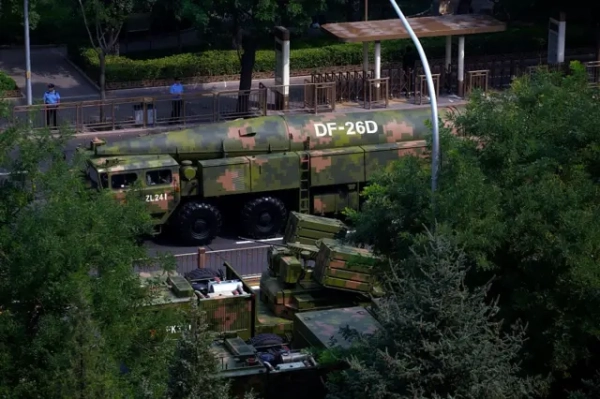 Військова машина перевозить балістичну ракету DF-26D на площі Тяньаньмень в Пекіні під час військового параду 3 вересня 2025 року.