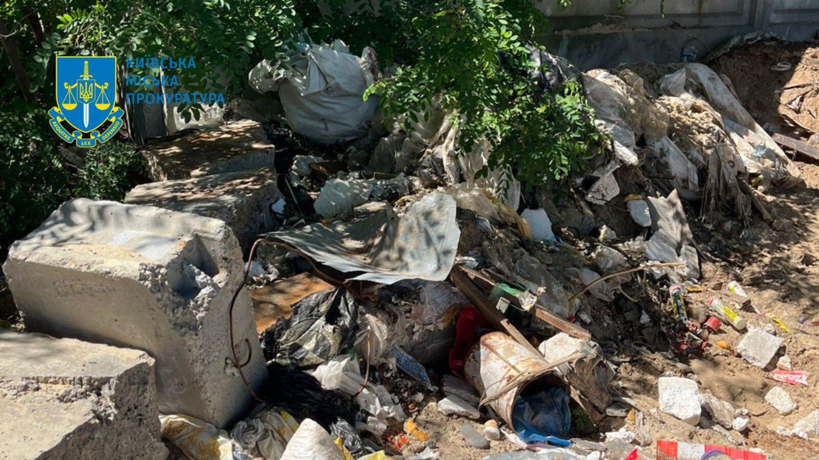 Будівельну компанію мосту через Дніпро зобов'язали вивезти відходи з Труханового острова 13