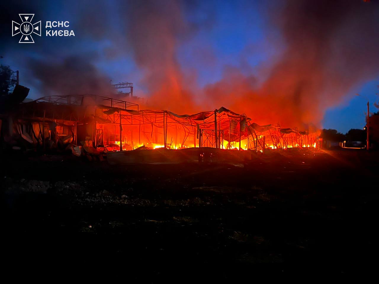 Нічний обстріл спричинив пожежу на ринку Почайни - фото 18 Нічний обстріл спричинив пожежу на ринку Почайни - фото 13