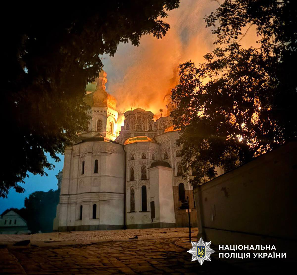 У столиці росіяни завдали шкоди храму на території Києво-Печерської обителі - спалахнула пожежа. 19