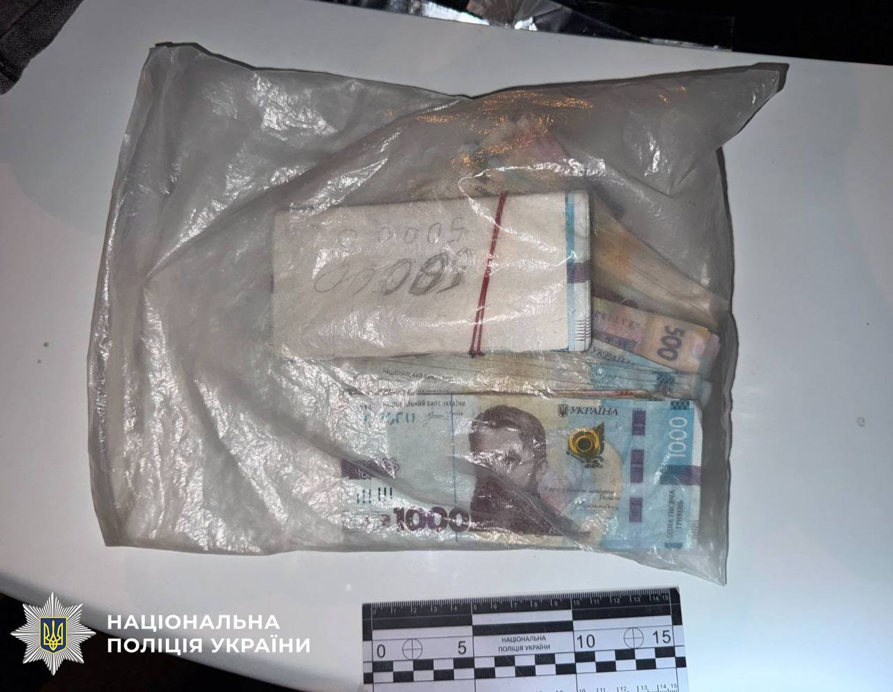 Шахраї викрали з помешкання літньої жінки на Оболоні майже 750 тисяч гривень. 19 Шахраї викрали з помешкання літньої жінки на Оболоні майже 750 тисяч гривень. 14