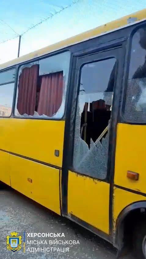 Ворожі сили завдали удару по ринку та маршрутному таксі у Херсоні, є постраждалі. 5