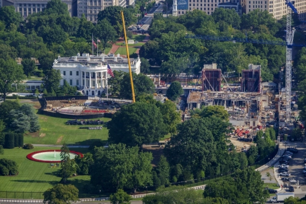 Трамп подав запит до Верховного суду, щоб отримати дозвіл на продовження будівництва бальної зали на землі Білого дому. 2