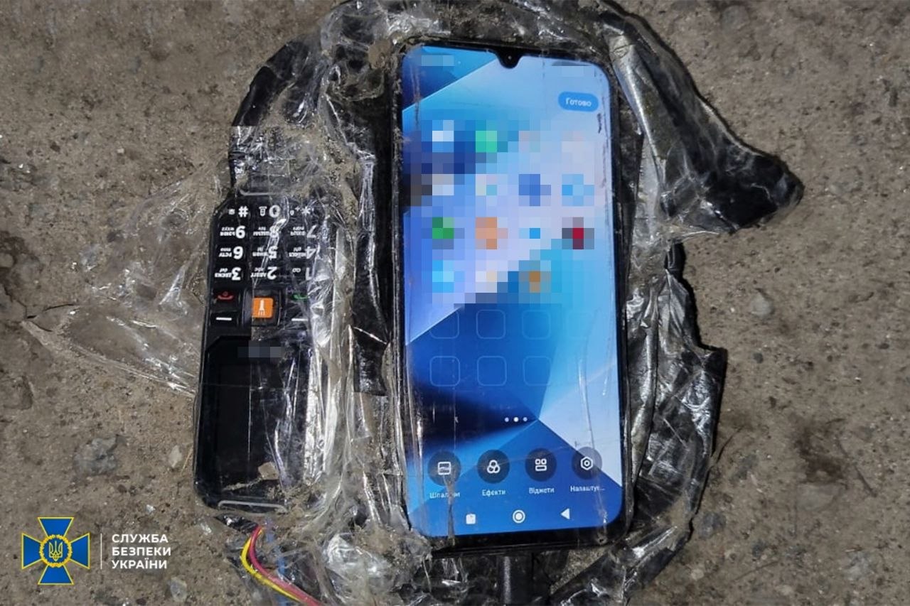 На Київщині нейтралізували вибуховий пристрій, знайдений під авто директора оборонної компанії. 13 На Київщині нейтралізували вибуховий пристрій, знайдений під авто директора оборонної компанії. 8